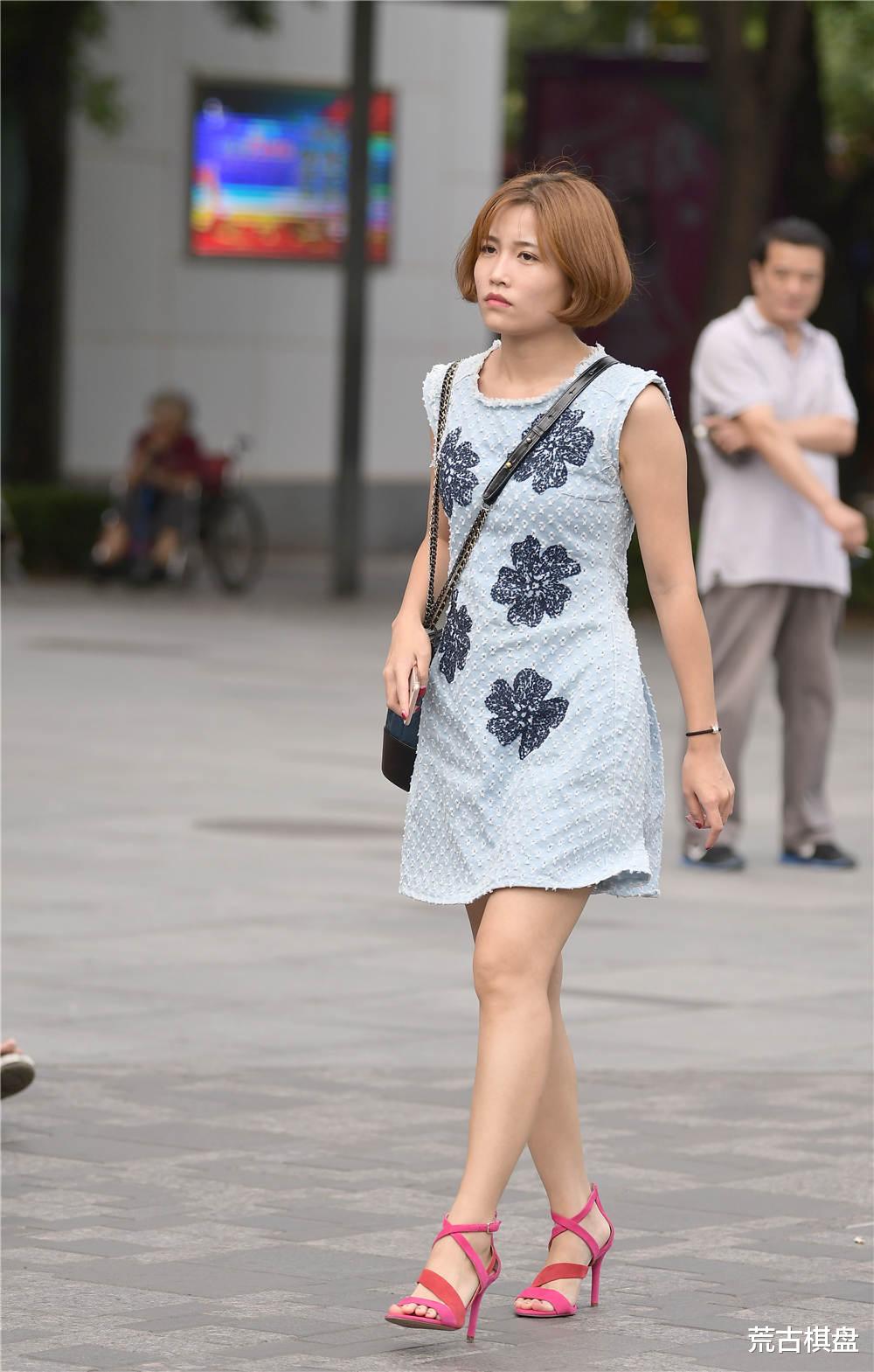 荒古棋盘|蓝色无袖连衣裙,上面的黑色刺绣梅花很精致,搭配红色细跟凉鞋