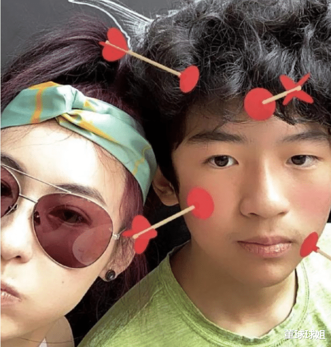 张柏芝|张柏芝大儿子“失控式”长大，13岁身高近一米七，胡子拉碴爆炸头却不像谢霆锋