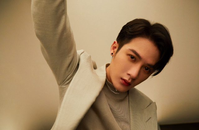 剧本杀|30岁男星人设崩塌，深夜与美女相约剧本杀，烟不离手意外暴露身高