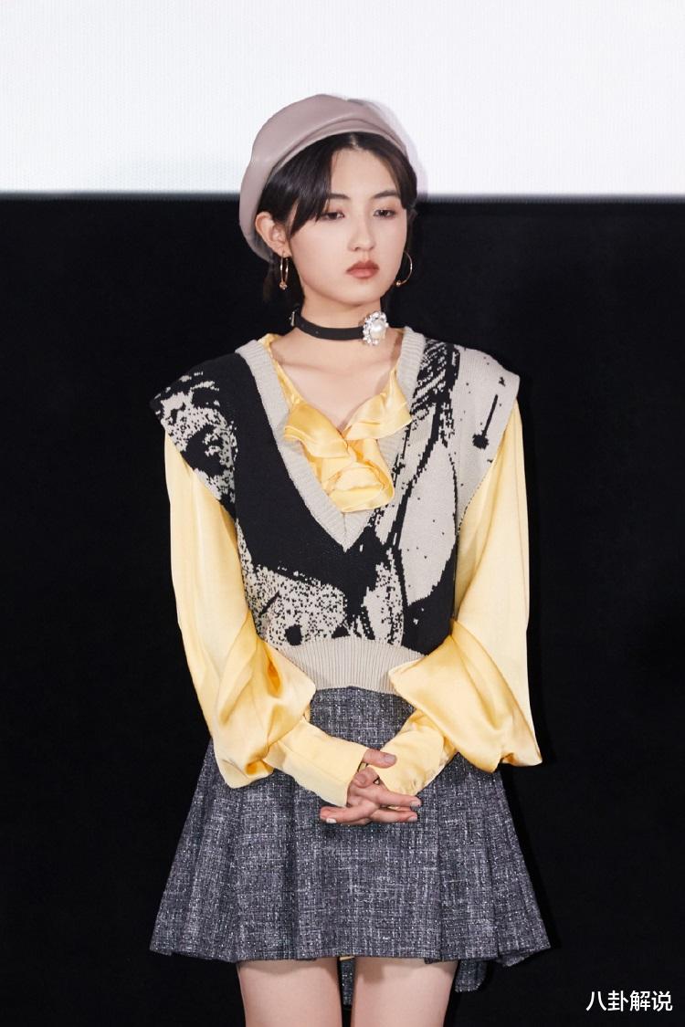 张子枫|张子枫的身材有点“虐”！与11岁的王圣迪同框，膝盖高度成了亮点