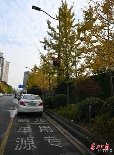 “您的车辆非新能源车辆,请迅速驶离”,路灯突然对你喊话了
