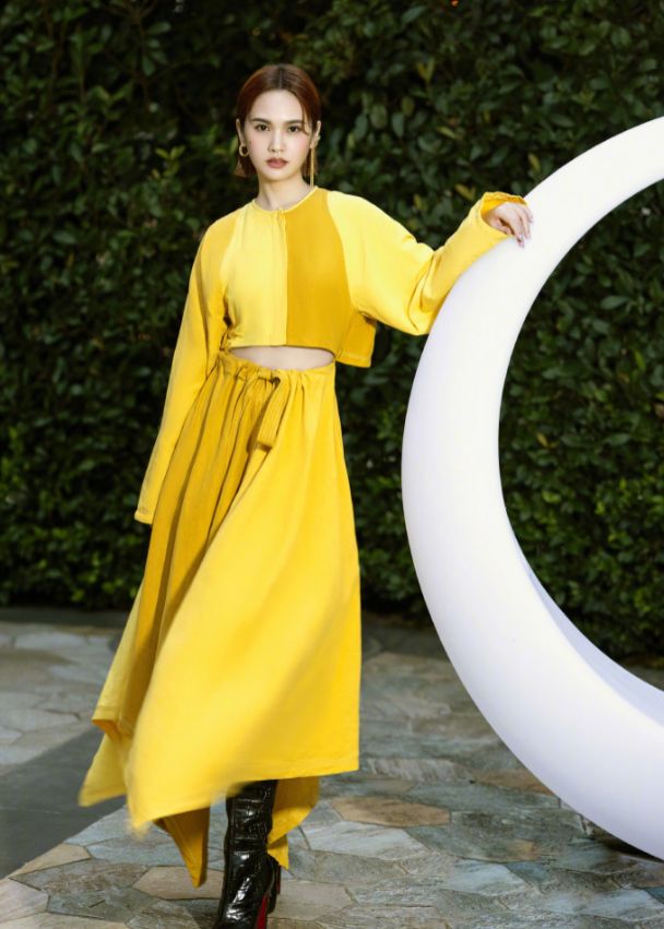 杨丞琳|杨丞琳真会打扮，衬衫故意“卷一截”露出小蛮腰，配西装太显高了