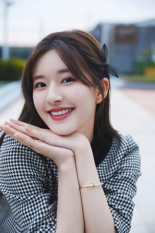 赵露思|25岁章若楠，23岁赵露思，同是初恋脸，一个跻身小花，一个捧不红