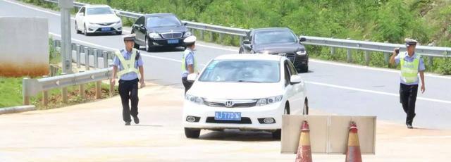驾驶证忘带了,被交警拦下怎么办,不要慌