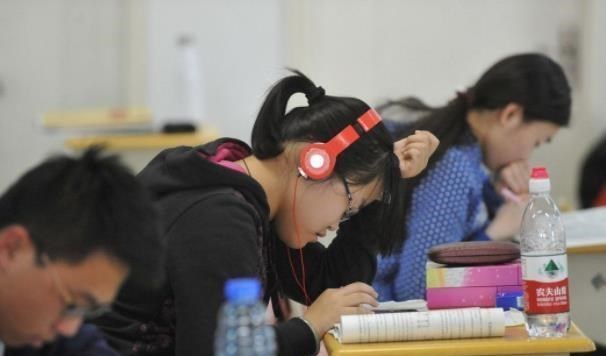 江苏一高校男生,因食堂抢座掌掴女生,所学专业曝光网友感慨良多