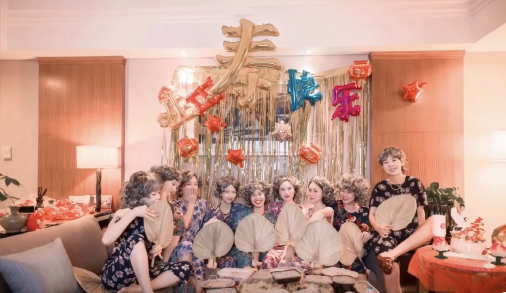 潮帮先生|一群女孩穿阿婆装拍“土味写真”，意外时髦，果然土到极致就是潮