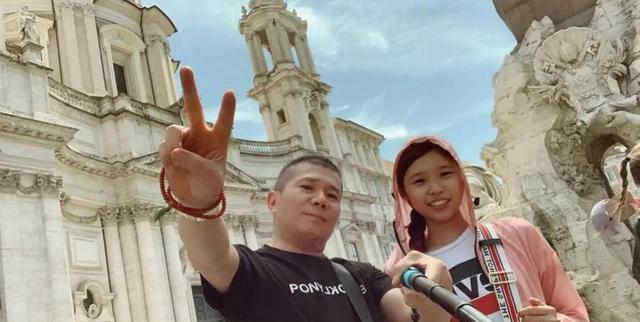 周明增|51岁男星无戏可拍，转行在游览车卖东西赚钱，现在年薪仅5万