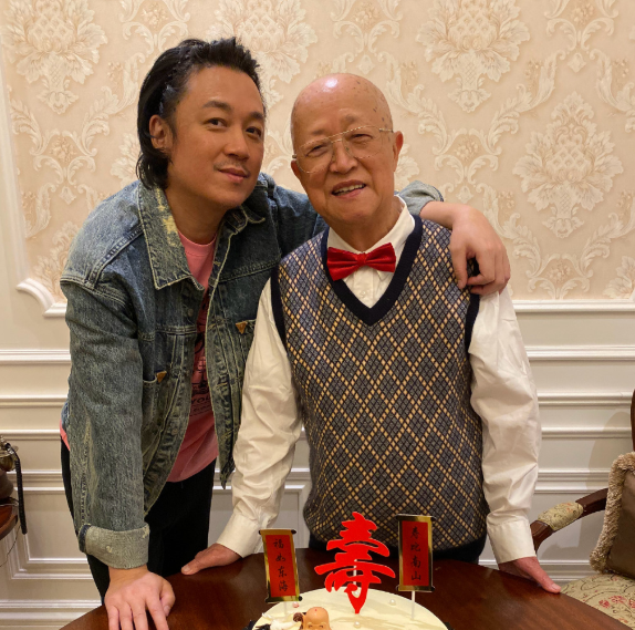 办公室|参观潘粤明住的豪宅,在家设计私人办公室,桌子上摆一堆书法用品