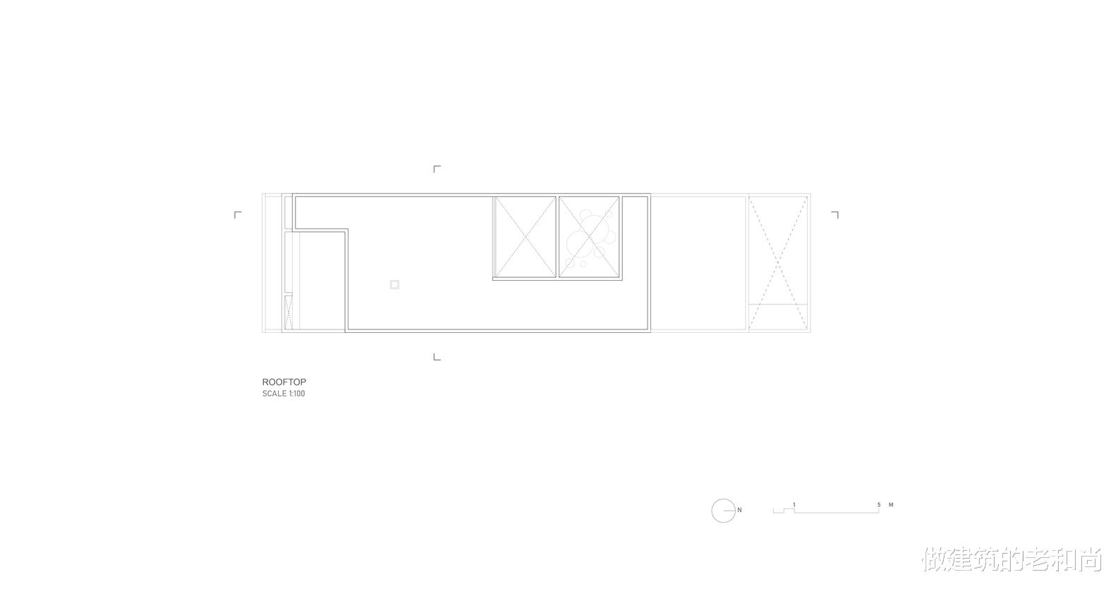 狭长型红色三层住宅:朴素简单的色调下,由天井引入阳光