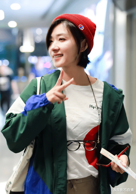 赵露思|万茜真懂“扮”嫩，穿拼色外套配短裤露美腿，不像中年大妈似少女