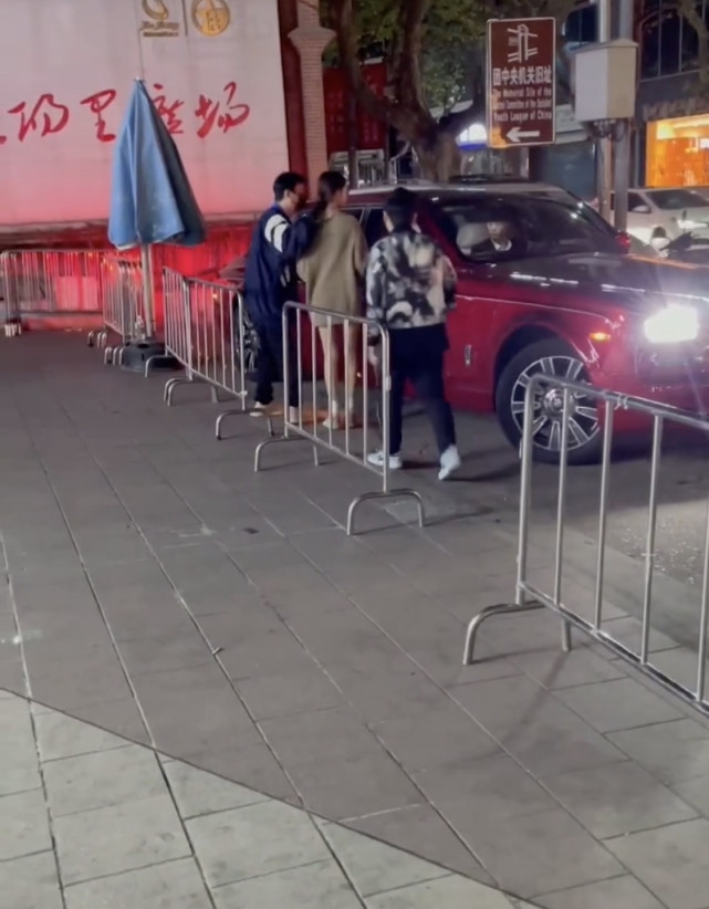 突厥|王思聪当街上演霸道总裁戏码,掐着美女脖子强势带她坐六百万豪车