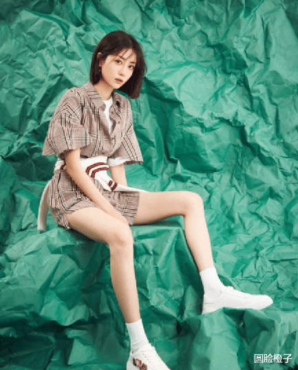 短发 李溪芮难得晒美照！穿黑色连衣裙戴大金项链，不愧是霸气“腿精”