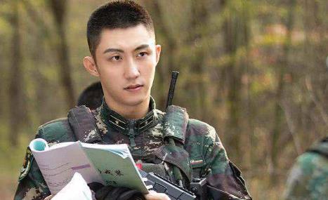 黄景瑜|“硬汉小生”黄景瑜：从服务员到一线男星，他只用了两年时间