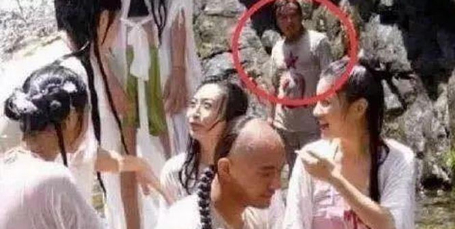 穿帮镜头|忍无可忍的穿帮镜头，赵薇：我演小燕子那么辛苦，穿丝袜怎么了