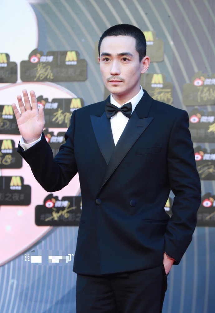 朱一龙|朱一龙寸头出席上影节,形象颠覆变寸头,变化之大同行都惊讶