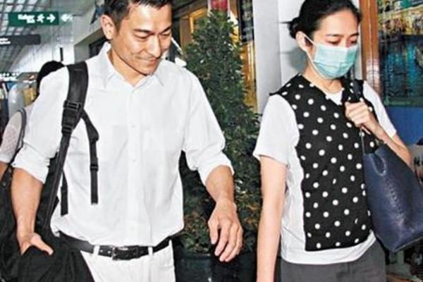 刘德华|刘德华妻子53岁了，不爱打扮整日带娃，为何被公认为好女人的模样！