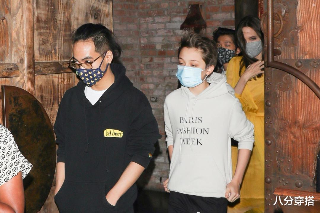 八分穿搭|安吉丽娜·朱莉真会穿，一袭黄色薄纱长裙高级精致，气质灵动温婉