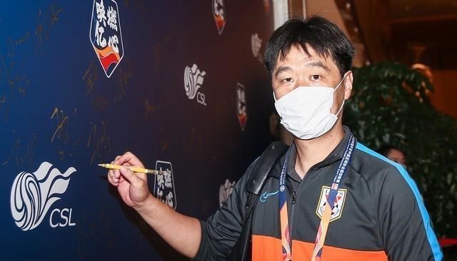 李霄鹏|李霄鹏国足主力浮现，蒿俊闵坐镇中场，两大年轻人迎来机会！