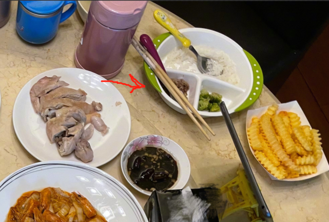 黄晓明|全家三口大团圆？黄晓明晒厨艺暗戳戳秀幸福，儿子小海绵餐具抢镜