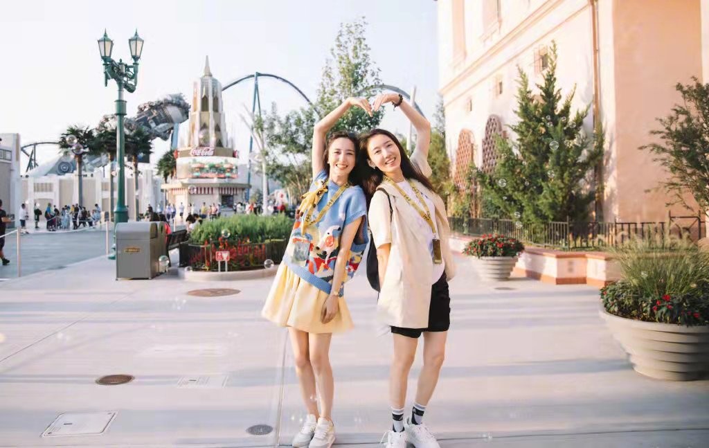 时尚风行派|陈思诚硬汉也有少女心！跟佟丽娅带儿子出游穿骚粉衬衫，太抢风头