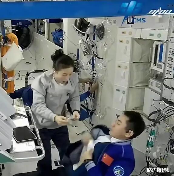 翟志刚:我已出舱,感觉良好。王亚平:马上出仓,感觉也良好