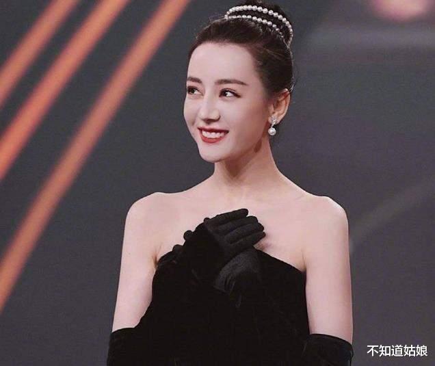 迪丽热巴|摇曳生姿说的就是热巴啊，再帅的男明星，走在她旁边也黯然失色