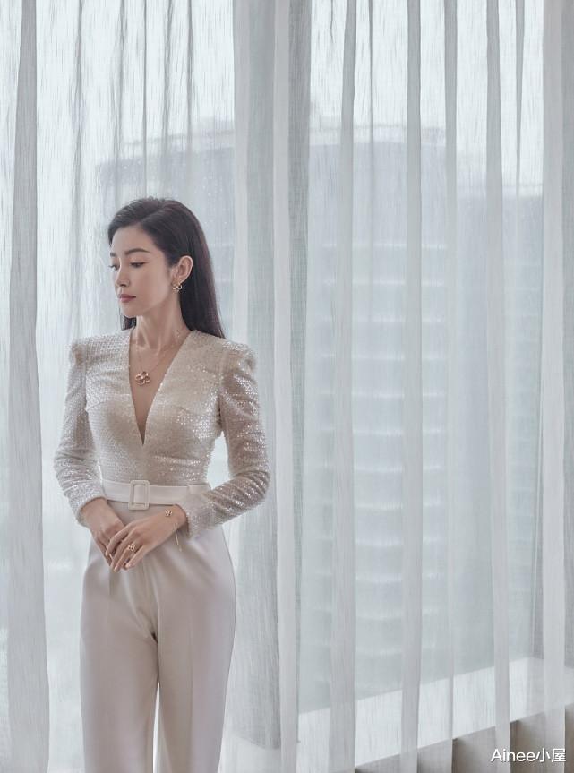 Ainee小屋 李冰冰把亮片穿得优雅不俗，V领里面配裸色打底，看着还挺保守的