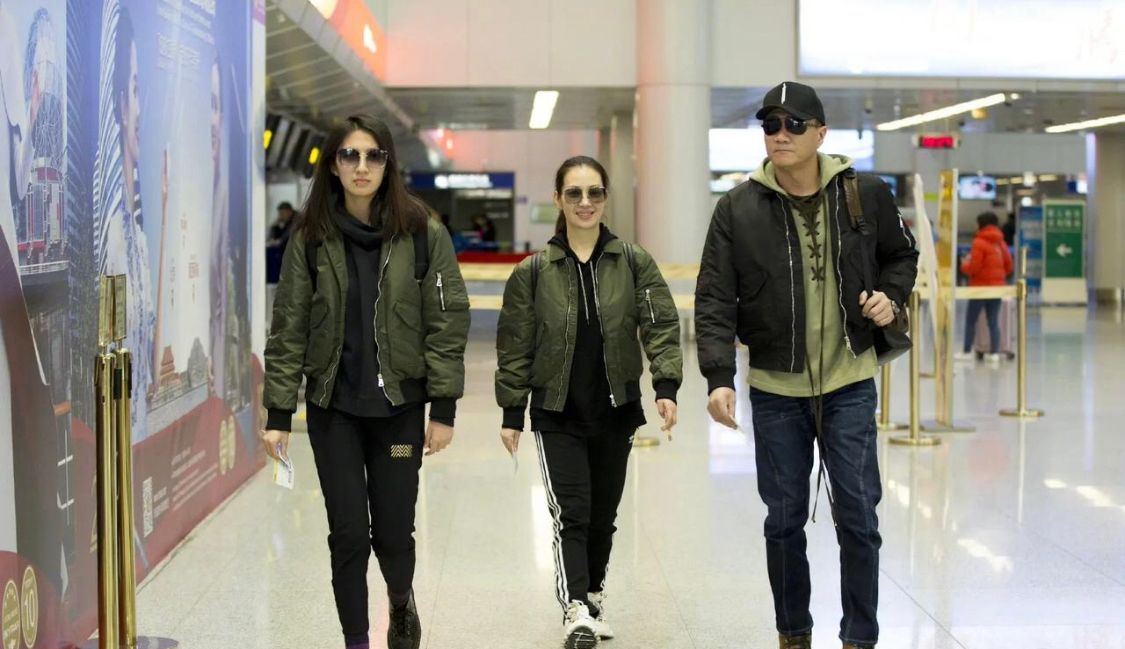 胡军|胡军一家三口走机场，21岁女儿穿飞行夹克还挺潮，身高快赶上爸爸