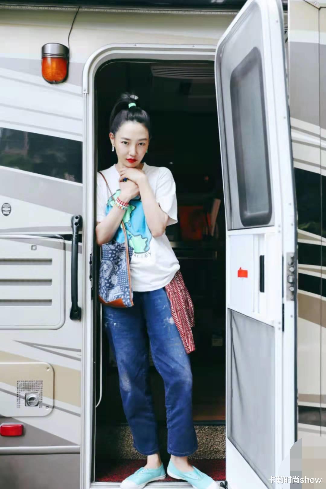 卡莉时尚show|白百何又来秀穿搭了,混搭风搭配洋气又接地气,人美会穿感觉真好