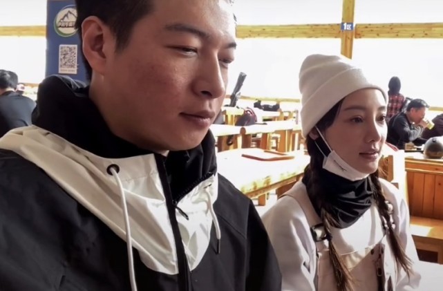 李小璐|好事将近？李小璐带绯闻男友见爸爸，比划剪刀手似少女获男主表白