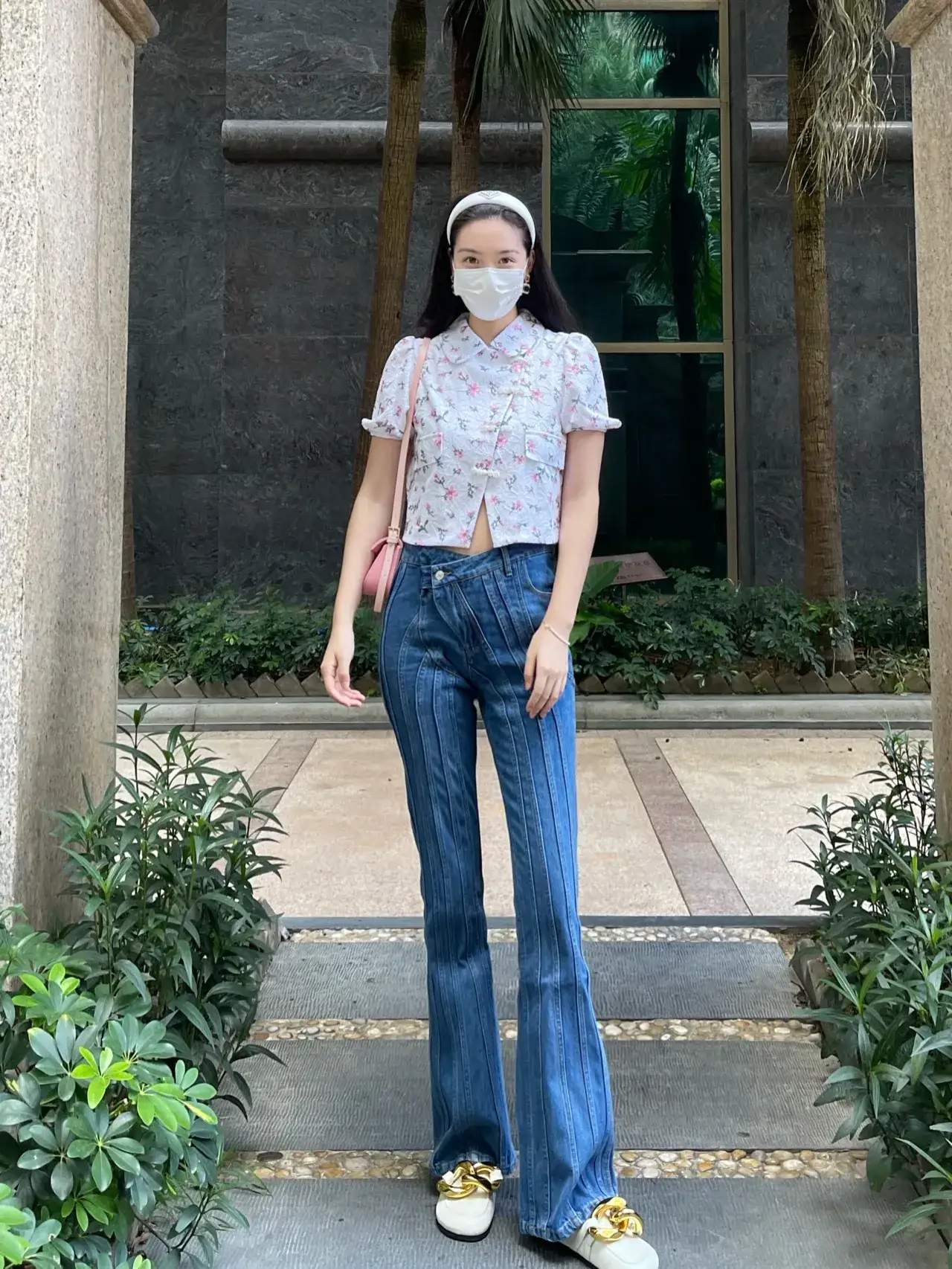 27君|碎花小衬衫配上竖格子纹微喇叭牛仔裤，这个打扮不但清新，还能完美表现小翘臀！