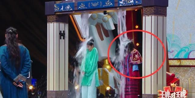 华晨宇|华晨宇淋水后为何不抬头？不经意间看清素颜，这才是31岁的样子