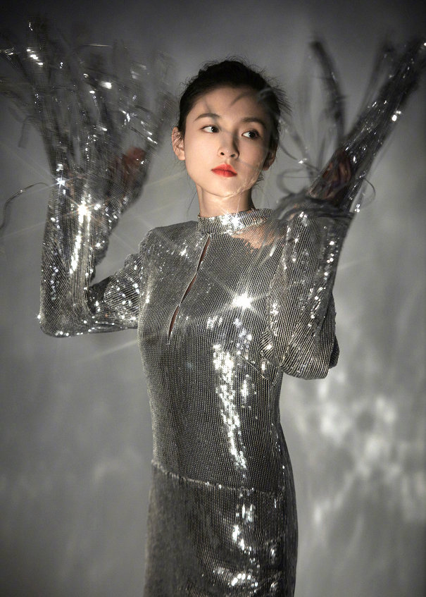 吴倩|吴倩被拍到带孩子出去玩，有爆料称小孩还叫“张言一”，引发热议