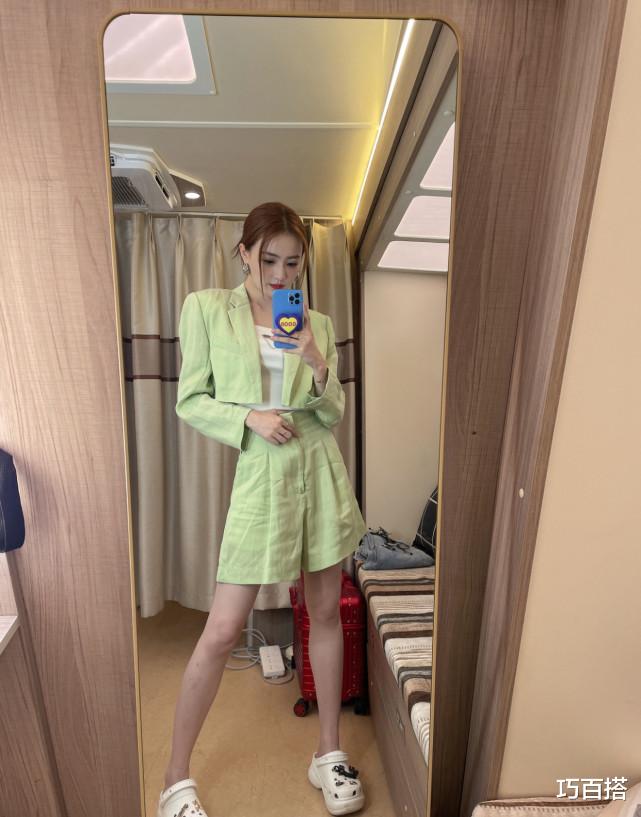 巧百搭|徐璐私服真养眼！紫色公主裙复古气质，甜美笑容很吸睛