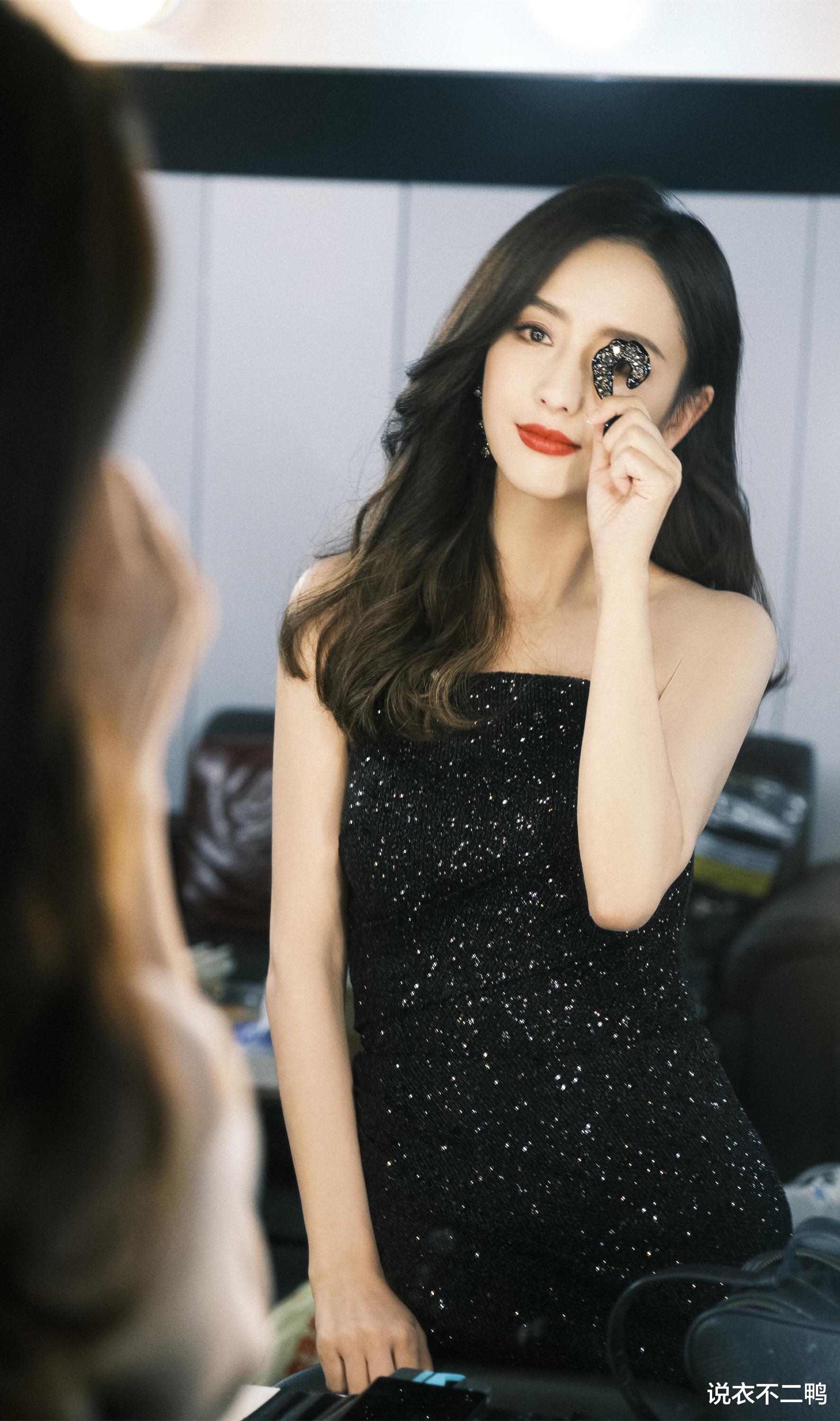 佟丽娅|不愧是时尚女神，佟丽娅一袭白色抹胸礼裙，都穿出了风尚感