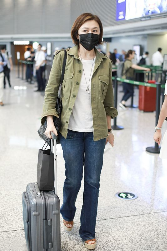 大表姐的时尚圈|关之琳状态保持真好，“半透明裙”造型优雅大方，看不出年近六十