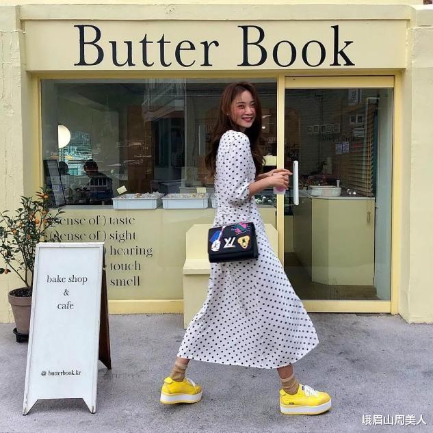 峨眉山周美人|?真正大气的女人，裙子下面不会配凉鞋，不得体！看孟晚舟就知道了