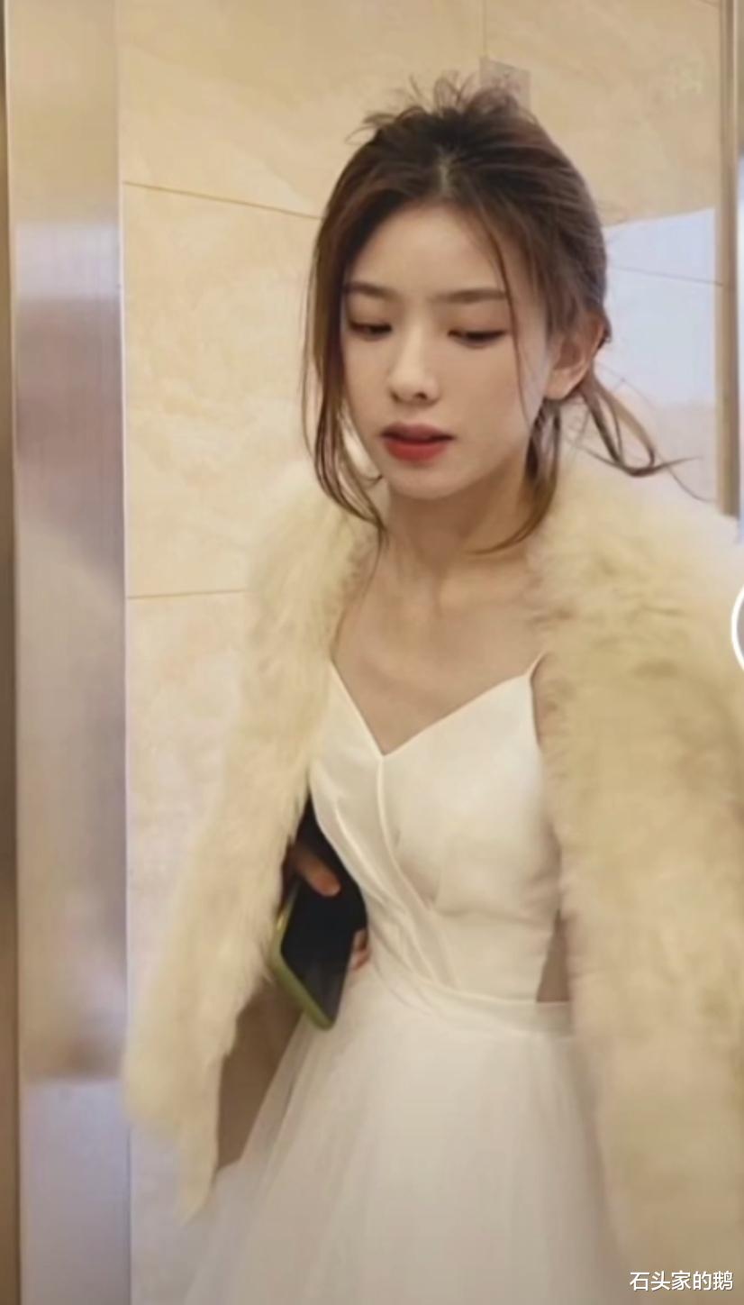 王思聪|王思聪风波后现身KTV,狂抽烟解闷,女伴被指不如孙一宁