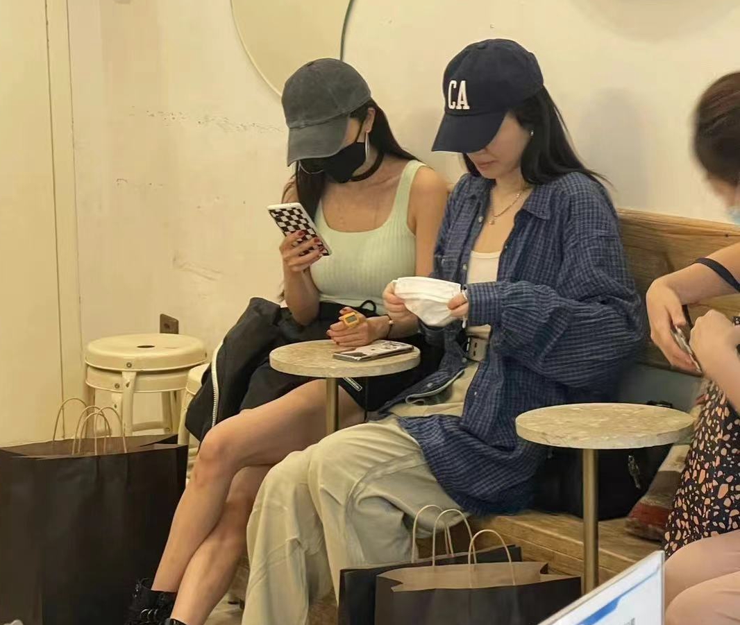 杨幂|社死现场！年轻男子没认出杨幂，大胆上前送饮料搭讪，全程被拍