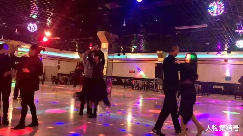 人物集结号 211个亡灵和一位老人对亡妻的痴,为何沦为一场陌生人的“秀”?