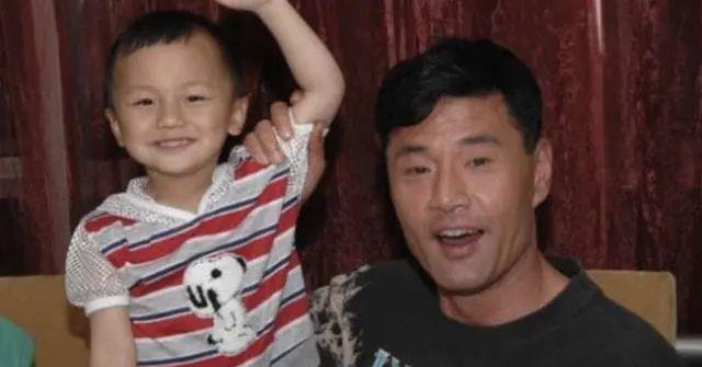 金晨|63岁老戏骨被曝离婚，与妻子是初恋，婚姻维持35年为何过不下去