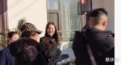 陈亚男|陈亚男再度澄清离婚传闻，大衣哥罕见评价小伟：我儿子老实但不傻