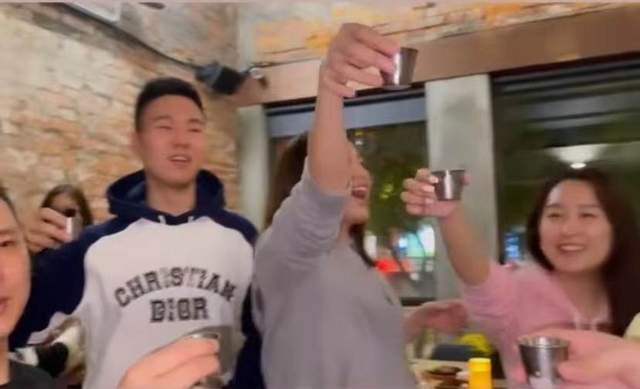 陈乔恩|陈乔恩为小9岁男友庆生，大方搂抱任由好友拍照，举酒杯作风豪迈
