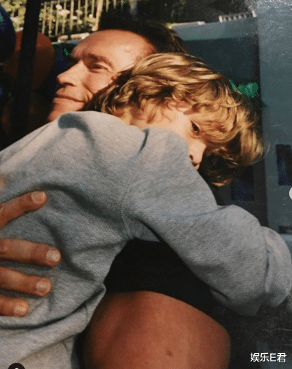 阿诺德·施瓦辛格|施瓦辛格私生子模仿老爸秀肌肉，自知颜值不高，欲靠身材出道做明星