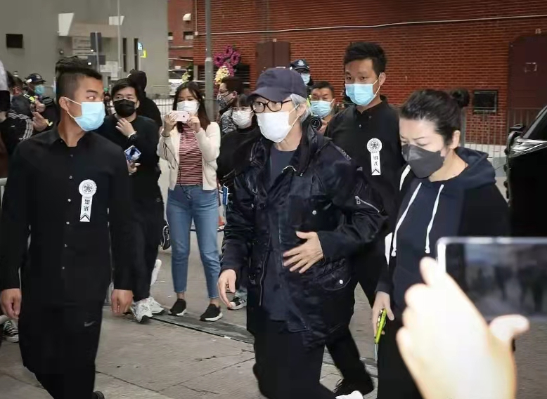 吴孟达|吴孟达葬礼巨星云集！周星驰身材消瘦不少，刘德华穿低裆裤太随意