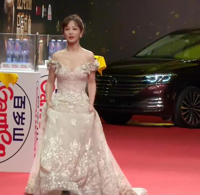 杨紫|网曝女童星靠医美手段瘦身，全身打针进行颜值改造，杨紫躺枪