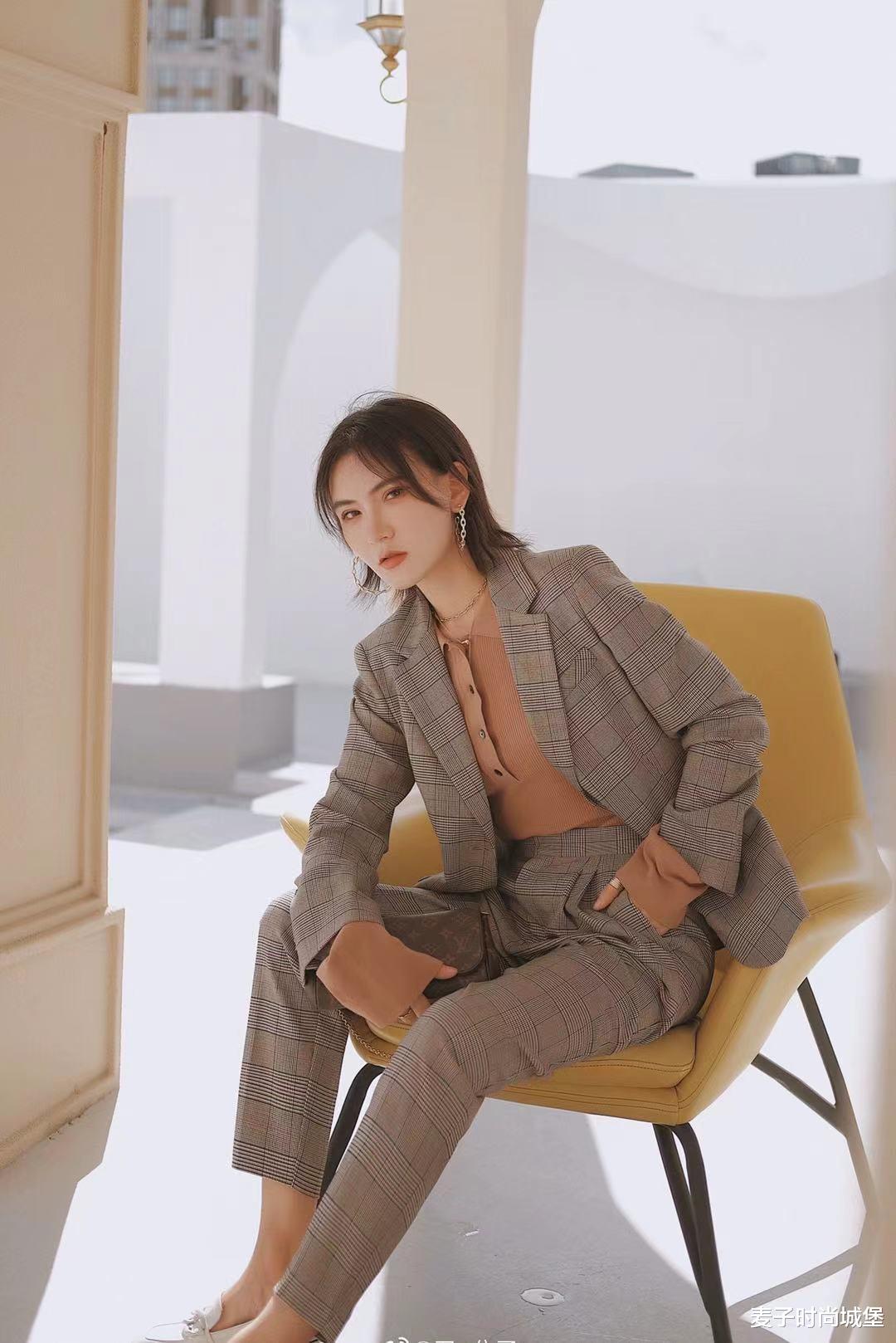 西装|天气稍冷一些学时尚博主穿西装，很有职场女神气场
