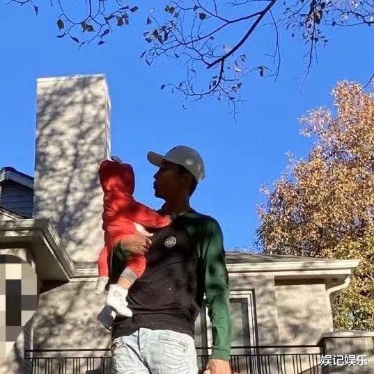 张恒|张恒带娃照片曝光，守着婴儿床超温暖，买错奶粉只能自己喝掉