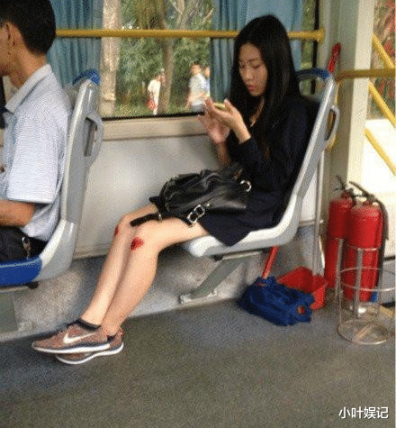 小叶娱记|神回复：让你跟这妹子，在一个屋里待24小时，你会愿意吗？”