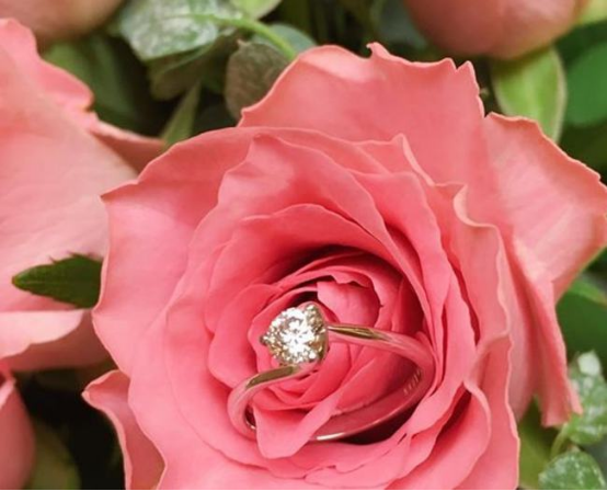 社交平台|31岁童星高调宣布结婚，男友长相曝光，网友直呼“钞能力”就是好